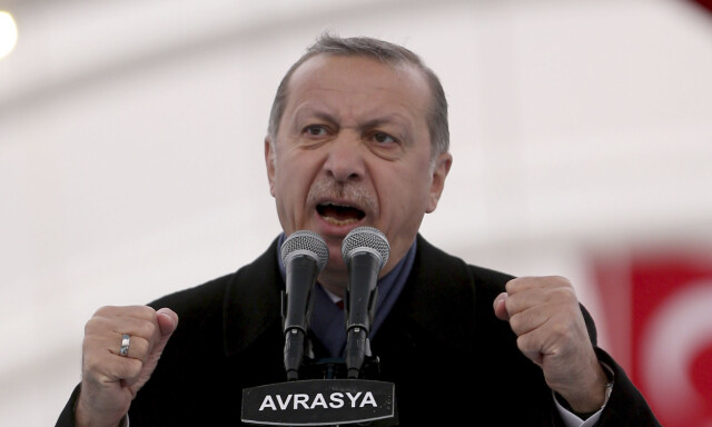 Nederland nekter Tyrkias utenriksminister å lande. Erdogan i svart: - Nazi-etterkommere og fascister